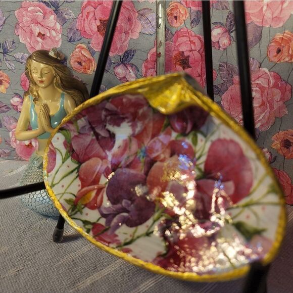 DECOUPAGE CLAM SHELL DECOUPAGE PINK FLOWERS ON A CLAM SHELL TRINKET DISH - Picture 3 of 10